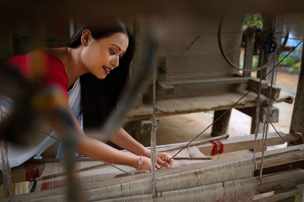 Mujer trabajando con un telar