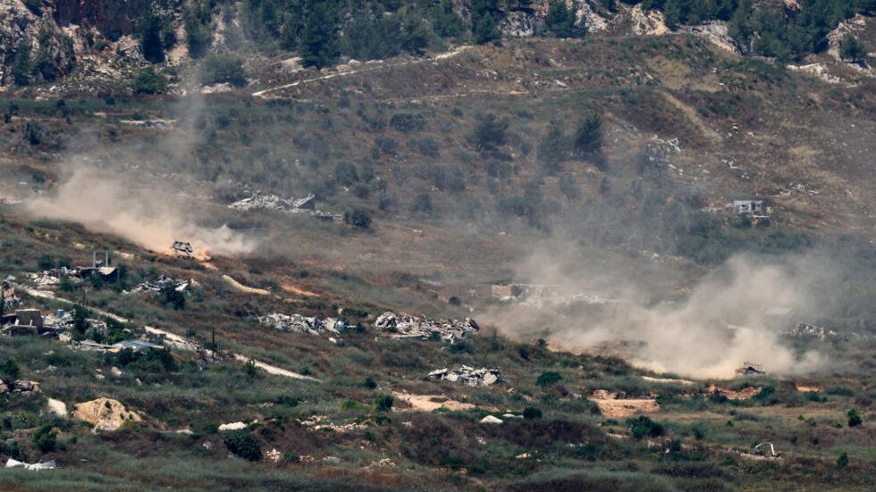 Archivo: tanques israelíes realizan maniobras en Líbano, tras la firma de un acuerdo marco entre Israel y Líbano después de conversaciones mediadas por Estados Unidos, vista desde el norte de Israel, 27 de junio de 2026.