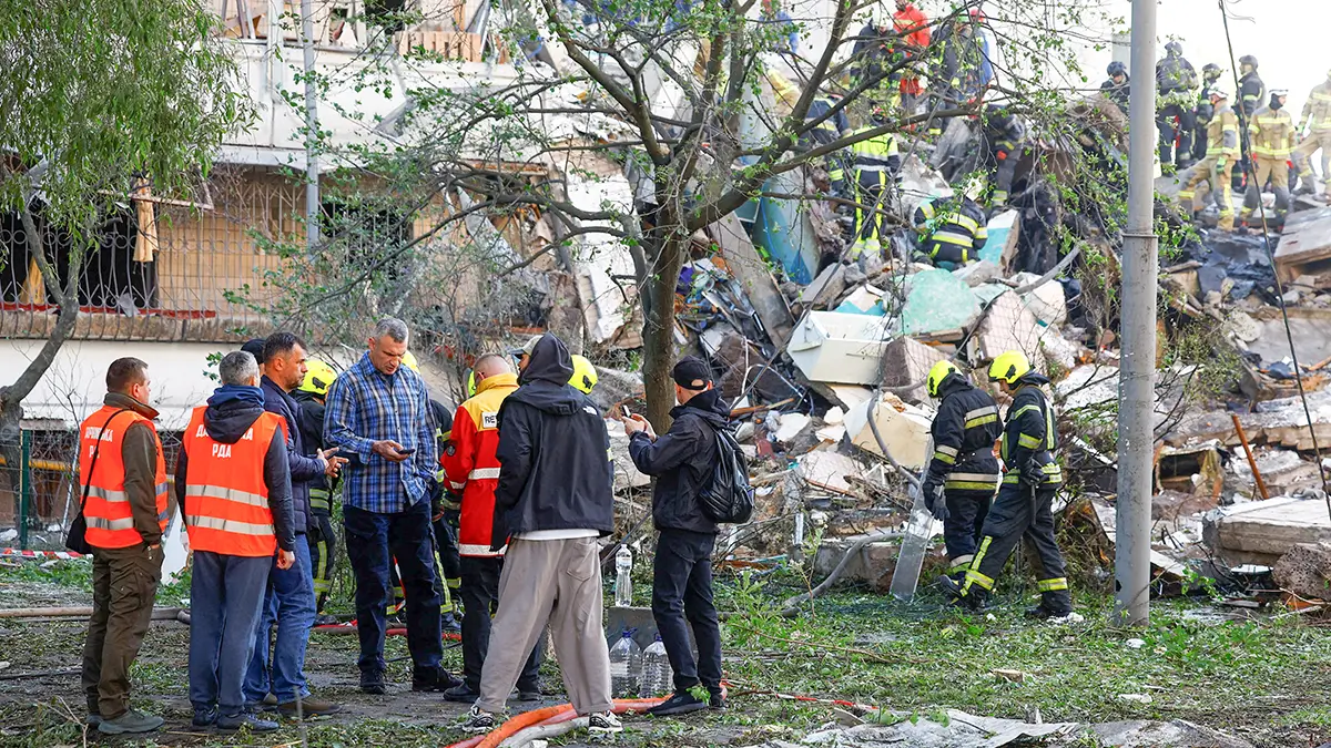 Fotografia de archivo, el alcalde de Kiev, Vitali Klitschko, en el sitio de un edificio de apartamentos parcialmente derrumbado dañado durante ataques con misiles y aviones no tripulados rusos, en medio del ataque de Rusia a Ucrania, en Kiev, Ucrania - REUTERS/ VALENTYN OGIRENKO