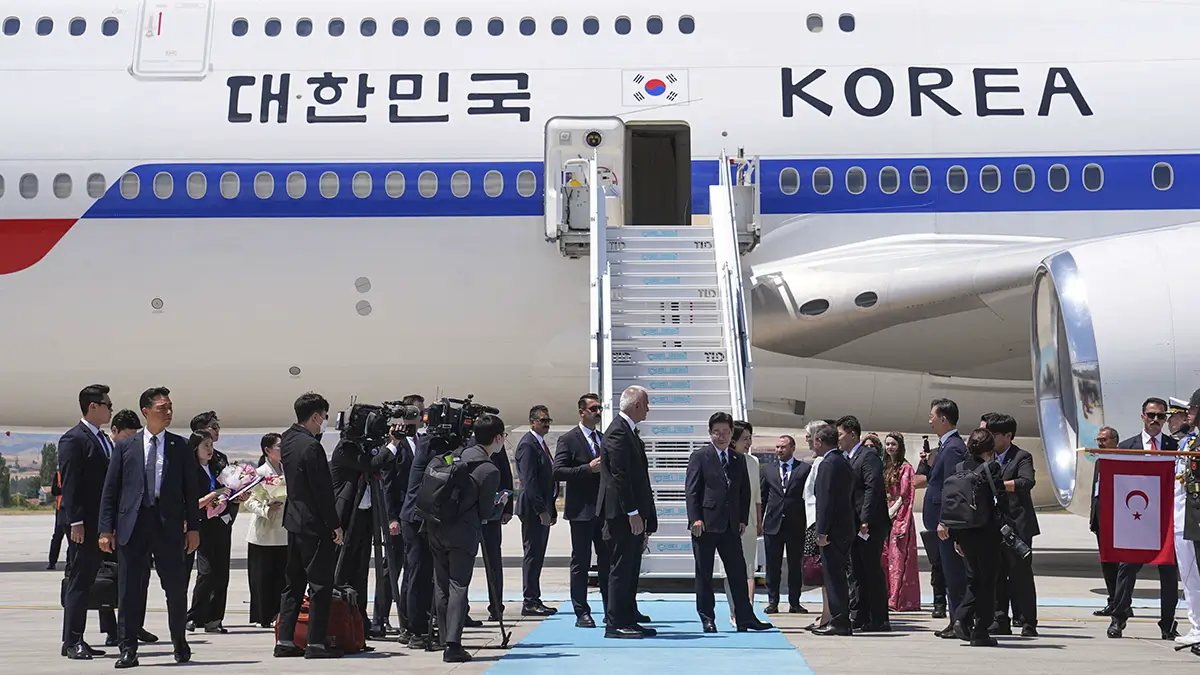 <p>El presidente surcoreano Lee Jae Myung y su esposa Kim Hea Kyung llegan al aeropuerto de Esenboga para asistir a la 36ª Cumbre de Jefes de Estado y de Gobierno de la OTAN, en Ankara, Turquía, el 7 de julio de 2026 - METIN AKTAS via REUTERS</p>
