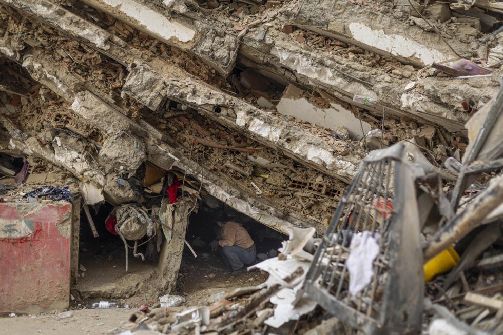 Un rescatista voluntario espera bajo escombros luego de un aviso de una supuesta señal de vida de una persona atrapada por el doble terremoto de magnitud 7,2 y 7,5 de hace un mes en Venezuela, este jueves en Caraballeda (Venezuela).