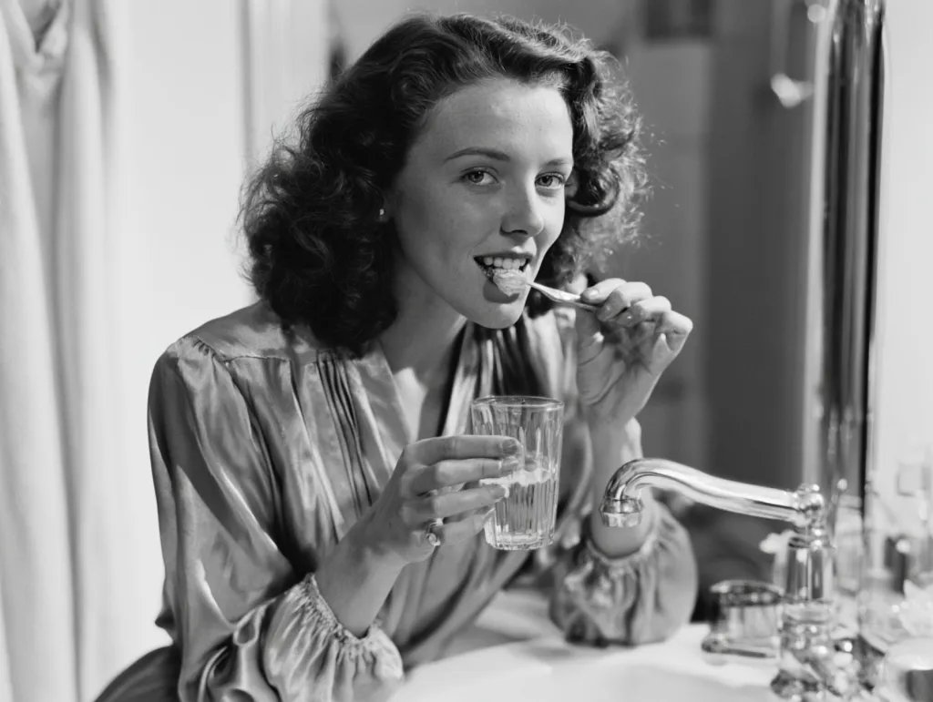 Mujer lavándose los dientes