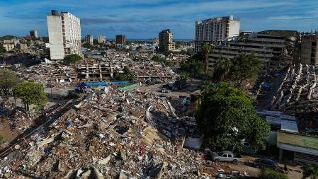 Vista aérea de edificios desplomados en Caraballeda.
