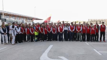  La reina Letizia,  acompañada por el ministro de Asuntos Exteriores, José Manuel Albares, junto a los voluntarios del  equipo médico de emergencia que viaja a Venezuela 