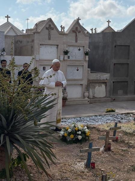 La primera parada es el cementerio de Cala Pisana, entre las cruces dedicadas a los migrantes fallecidos durante la travesía.