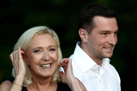 Marine Le Pen y Jordan Bardella, el sábado, durante una fiesta campestre de su partido en Liévin, en el norte de Francia 