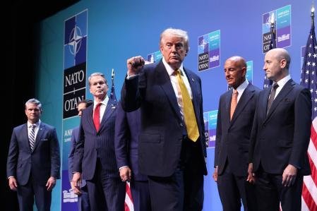 El presidente de Estados Unidos, Donald Trump, se despide tras terminar la rueda de prensa al final de la cumbre