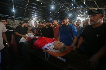Los palestinos lloran la muerte de Mohamed al Wahidi, director de relaciones públicas del Comité Egipcio en Gaza, que falleció en un ataque militar israelí 