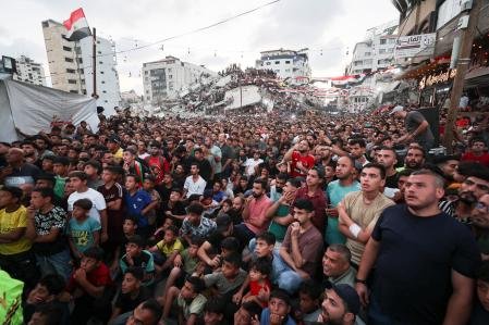 Los palestinos ven el partido de octavos de final del Mundial de la FIFA 2026 entre Argentina y Egipto en una pantalla de la Ciudad de Gaza, el 7 de julio de 2026