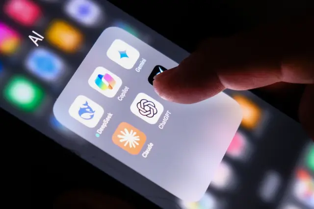 Los logos de ChatGPT, Copilot y otras herramientas de inteligencia artificial en la pantalla de un teléfono celular.