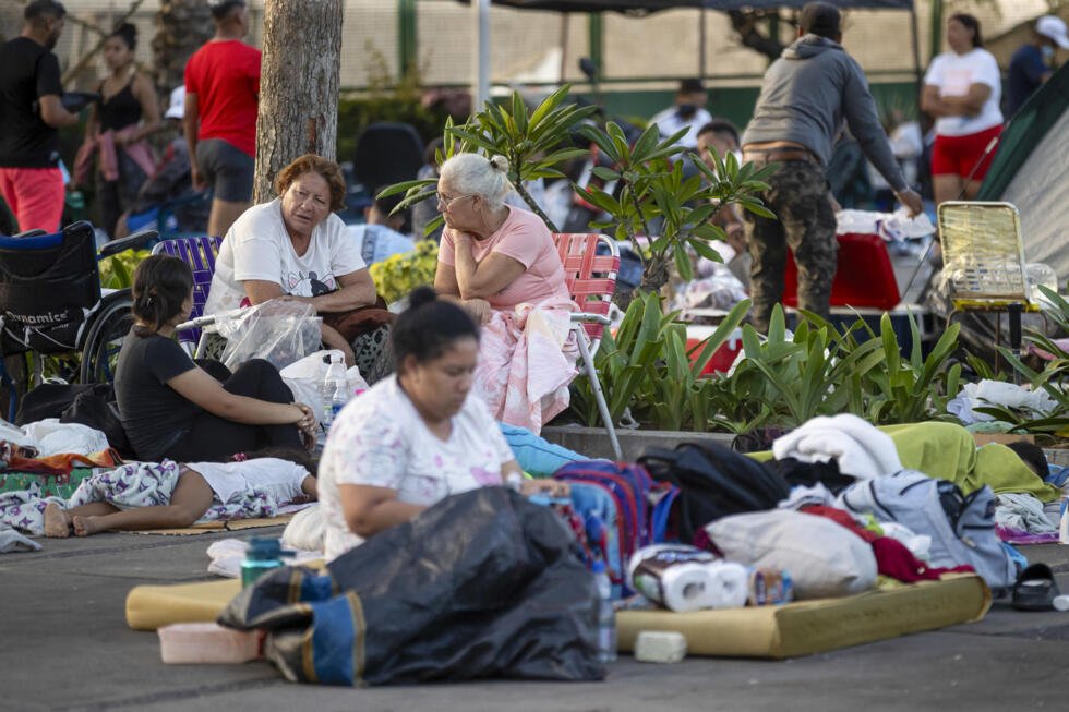 Archivo. Recostados en colchones, sábanas, sillas, carpas y campamentos improvisados, cientos de personas duermen en el asfalto, jardineras, plazas y canchas en Catia La Mar, una de las ciudades más afectadas por los terremotos de magnitud 7,2 y 7,5 ocurridos el 24 de junio en Venezuela.