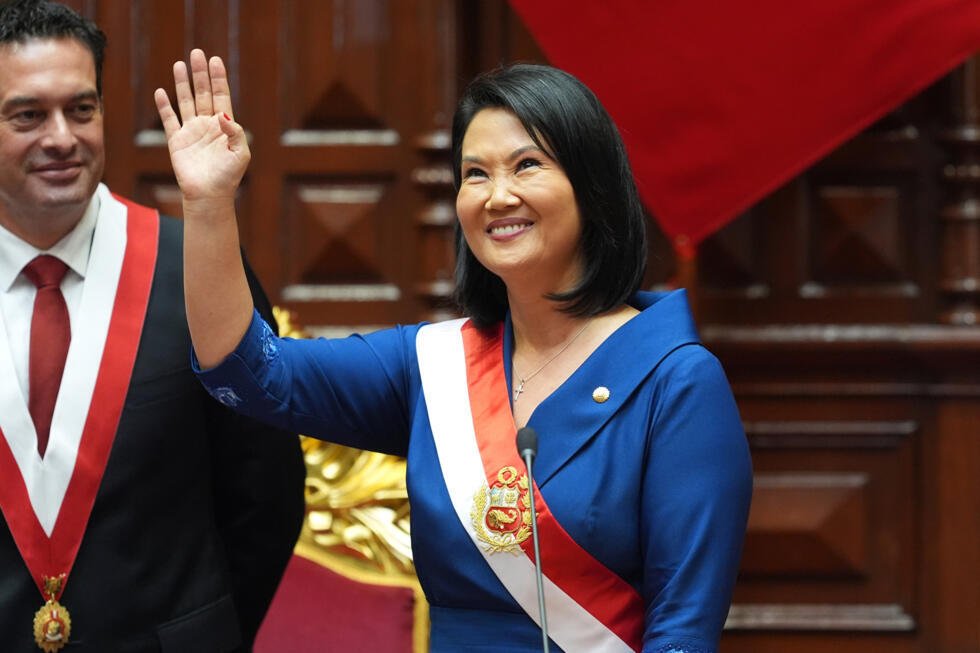 Keiko Fujimori saluda en su toma de posesión como presidenta de Perú, en el Congreso, en Lima, el 28 de julio de 2026