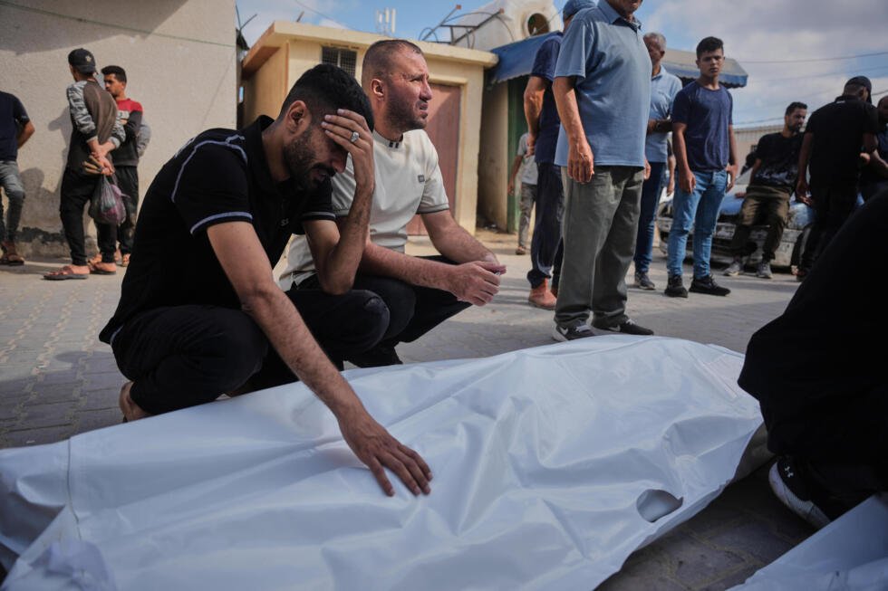 Los palestinos lloran la muerte del cámara de Al Jazeera Ahmed Wishah, que falleció en un ataque aéreo israelí, durante su funeral en el Hospital Al-Aqsa de Deir al-Balah, en el centro de la Franja de Gaza, el domingo 21 de junio de 2026.