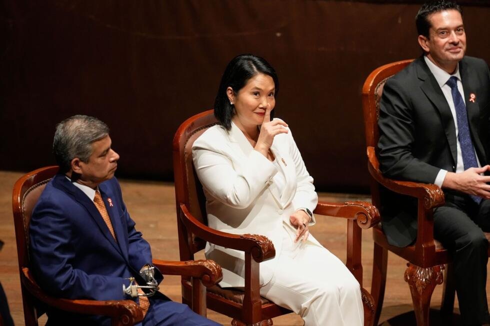 La presidenta electa de Perú, Keiko Fujimori, flanqueada por su vicepresidente primero, Luis Galarreta (a la izquierda), y su vicepresidente segundo, Miguel Ángel Torres, pide silencio a sus seguidores durante una ceremonia de recepción de sus credenciales por parte de la Junta Nacional de Elecciones en Lima, Perú, el miércoles 15 de julio de 2026.