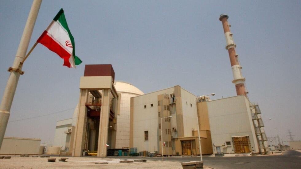 Archivo: una bandera de Irán frente al edificio del reactor de la central nuclear de Bushehr, a las afueras de la ciudad de Bushehr, Irán, el 21 de agosto de 2010.