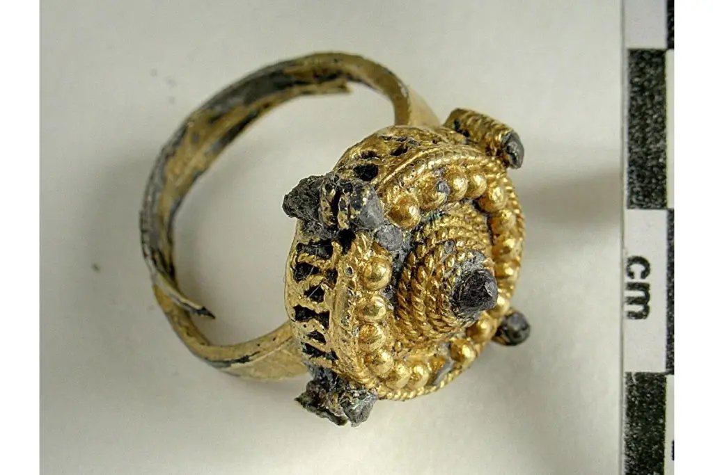Un anillo de plata con baño de oro recuperado en la tumba 21