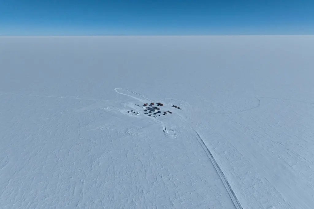 Vista de la base científica y de la plataforma de perforación de Little Dome C, situada en el este de la Antártida, durante la campaña del 7 de enero de 2025