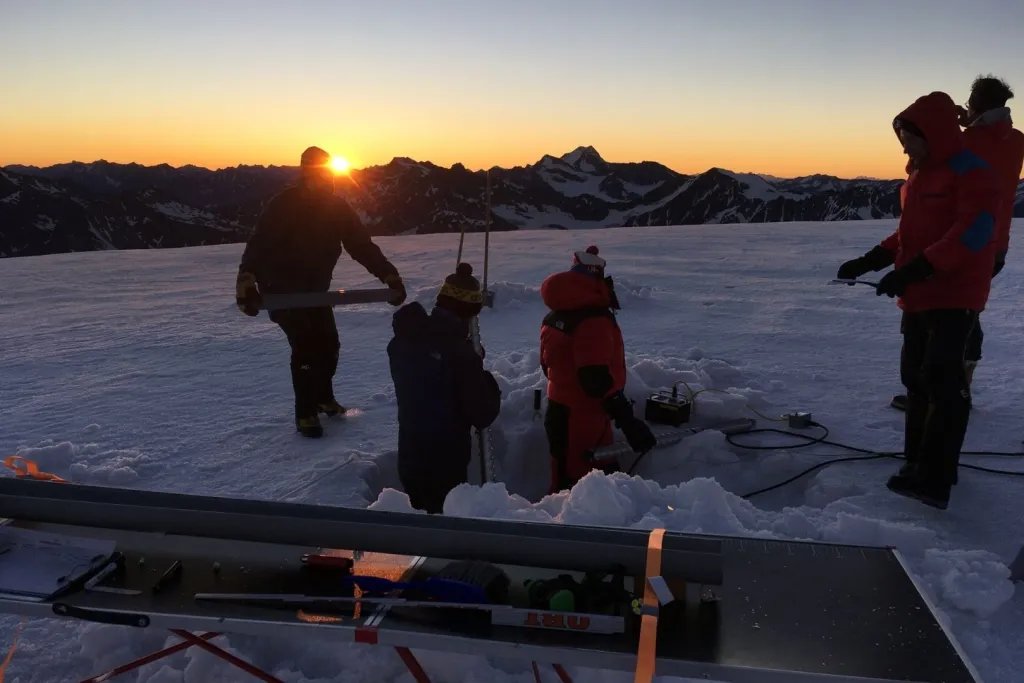 Investigadores de la Universidad Ca’ Foscari de Venecia y de la Academia Austriaca de Ciencias perforan un núcleo de hielo en el glaciar Weißseespitze, en los Alpes de Ötztal, durante una campaña científica realizada en 2018