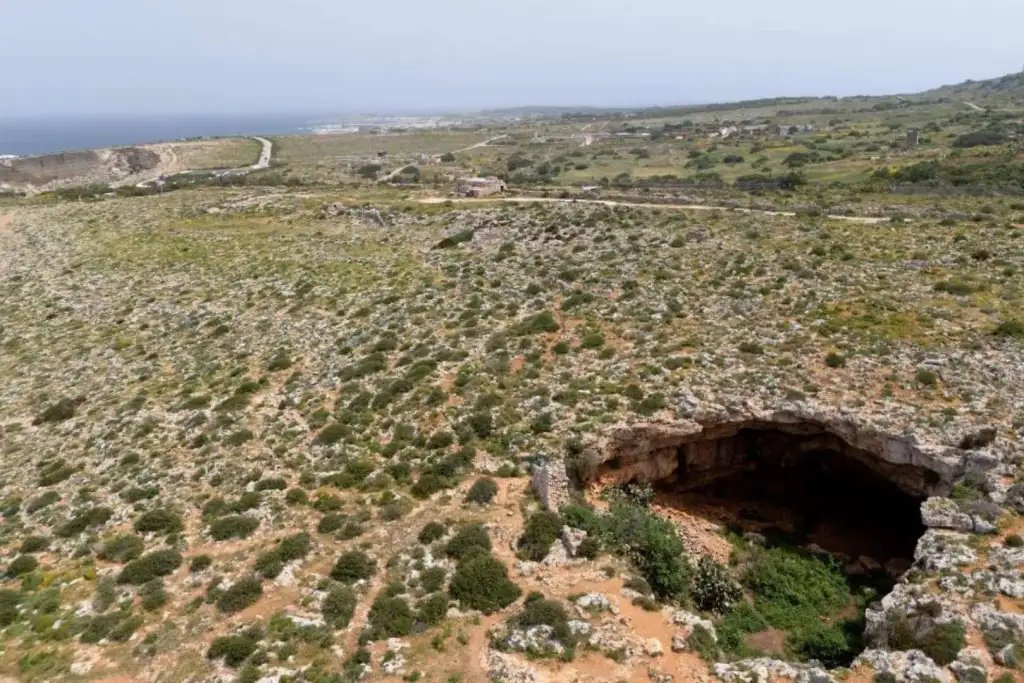 La cueva de Latnija, en la localidad maltesa de Mellieħa, donde los arqueólogos encontraron las primeras evidencias de los cazadores-recolectores que habitaron Malta