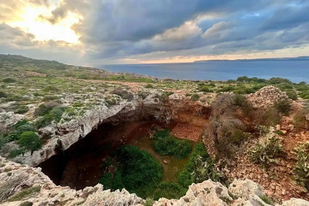 La cueva de Latnija, situada en la región septentrional de Mellieħa (Malta), ha conservado evidencias de una ocupación continuada por grupos de cazadores-recolectores durante más de un milenio