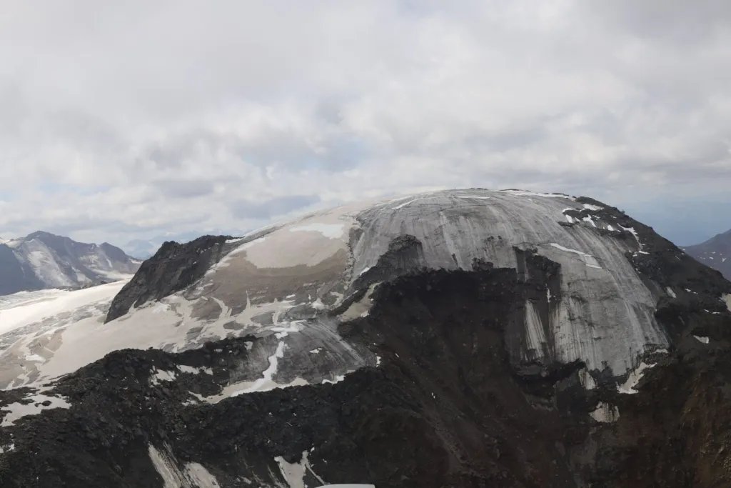 La cumbre del Weißseespitze en 2023. Las zonas oscuras de la superficie evidencian un notable proceso de deshielo