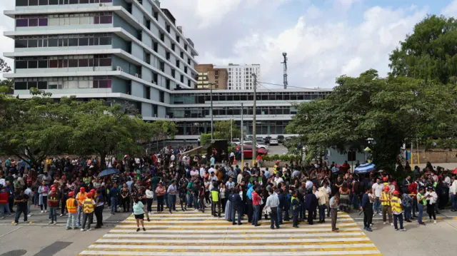 Decenas de personas evacuaron un edificio gubernamental en Ciudad de Guatemala tras el terremoto