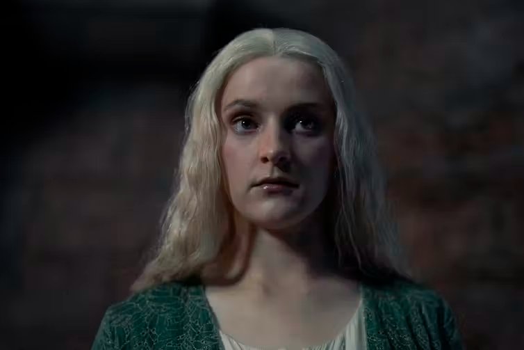 Phia Saban como Helaena Targaryen en _La casa del dragón_.