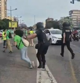 Archivo - Arxiu - La presumpta agressió del policia a la docent
