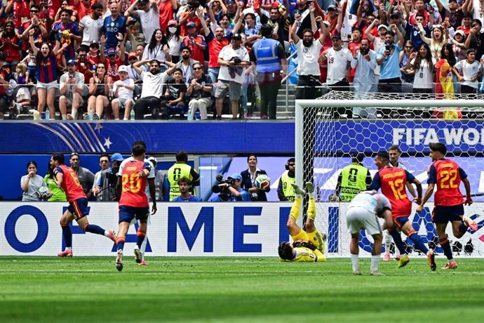 Los jugadores de la selección española celebrando el gol de la victoria de Mikel Merino ante Bélgica en los cuartos de final del Mundial 2026.