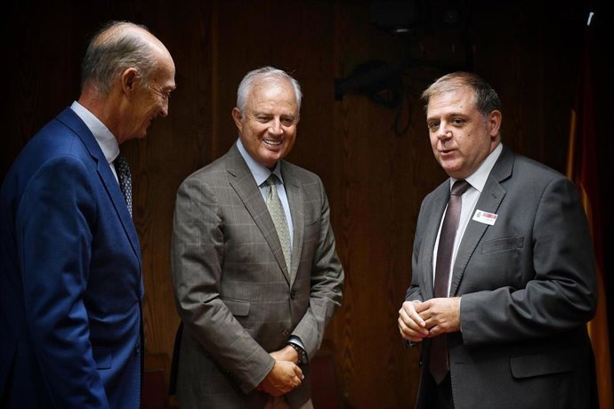 Archivo - El consejero de la sociedad española de participaciones industriales (SEPI) y expresidente de correos y telégrafos, Juan Manuel Serrano Quintana (d), comparece en la Comisión de Investigación del ‘caso Koldo’, en el Senado, a 15 de septiembre de
