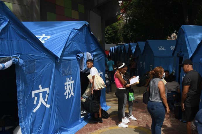 Tiendas de campaña para desplazados por los terremotos de Venezuela