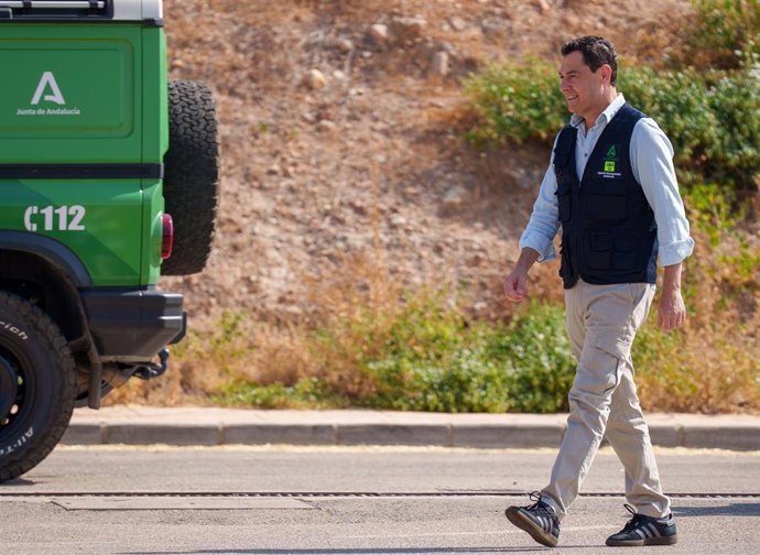 El presidente de la Junta de Andalucía, juanma Moreno, durante una visita al Puesto de Mando Avanzado del incendio forestal de los Gallardos (Almería). A 13 de julio de 2026 en Turre, Almería (Andalucía, España). Pedro Sánchez, ha visitado este lunes, 13 