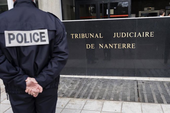 Archivo -  Un agente de policía vigila la entrada del juzgado de Nanterre.