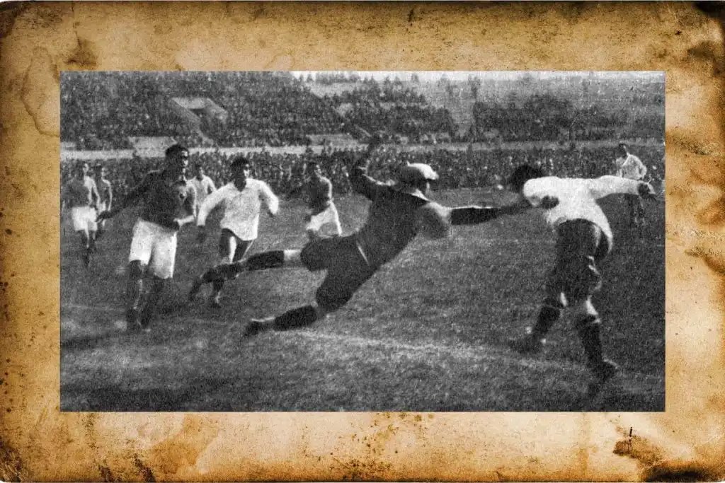 Guillermo Subiabre celebra el gol que dio la victoria a Chile frente a Francia