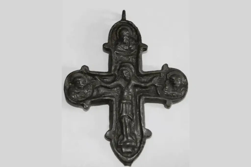 Una cruz de ámbar recuperada durante la excavación