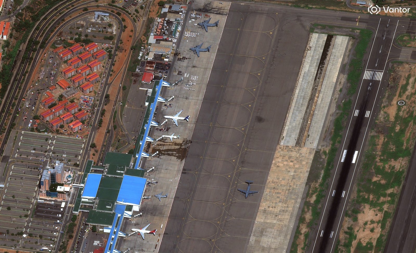 Avión militar estadounidense en el Aeropuerto Internacional Simón Bolívar