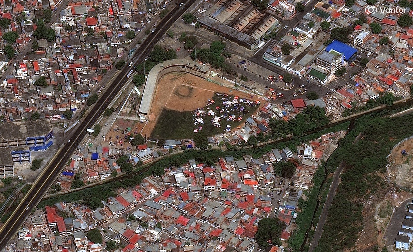 Tiendas de campaña y refugios en el campo de béisbol de La Guaira
