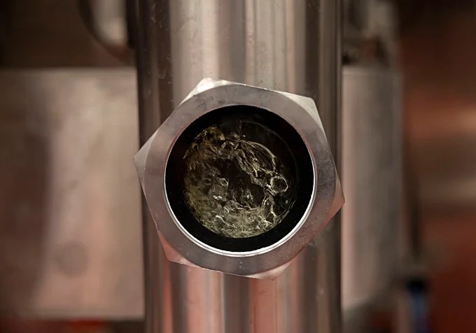 La desalcoholización del vino se lleva a cabo en un gran depósito de acero inoxidable donde se 'separan' los aromas y el propio alcohol