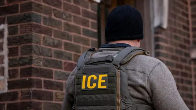 Agentes de Inmigración y Control de Aduanas (ICE) de EE. UU. afuera de un edificio de apartamentos durante una operación de aplicación dirigida por múltiples agencias en Chicago, Illinois, EE. UU., el domingo 26 de enero de 2025. . Fotógrafo: Christopher Dilts/Bloomberg vía Getty Images