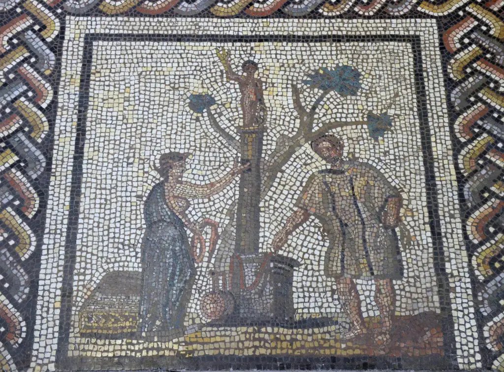 Mosaico que representa a un hombre y a una mujer haciendo una ofrenda de guirnaldas