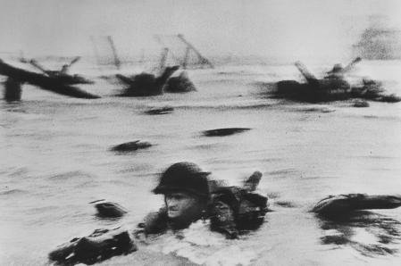 Normandía, 6 de junio de 1944: tropas americanas desembarcan en que se conocería como playa Omaha en una imagen de Robert Capa