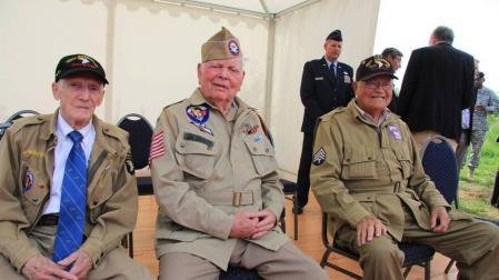 Bill Galbraith (centro), veterano de la Segunda Guerra Mundial y del Día D, en una imagen conmemorando el 70 aniversario del desembarco en 2014