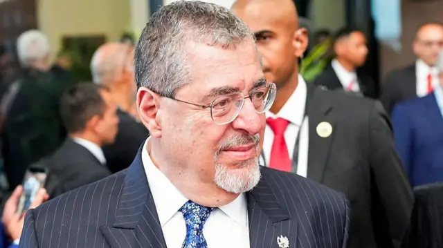 El presidente de Guatemala, Bernardo Arévalo, se retira después de la ceremonia que conmemora el 200º aniversario del Congreso Anfictiónico de Panamá, en la Ciudad de Panamá, el 22 de junio de 2026. (Foto de ARNULFO FRANCO / AFP vía Getty Images)