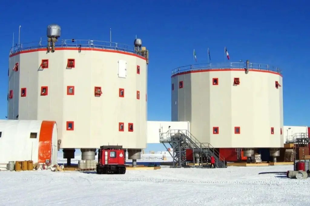 Construida sobre una enorme capa de hielo de cerca de 3.300 metros de grosor, la estación Concordia se encuentra en una de las zonas más remotas del altiplano antártico, a más de 1.000 kilómetros de la costa