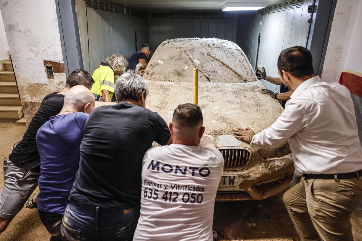 Aldaia rescata quasi dos anys després de la dana els últims tres cotxes atrapats en un garatge