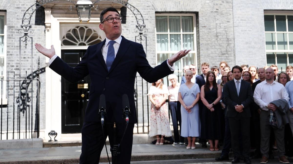 Andy Burnham se convierte en el séptimo primer ministro británico en diez años