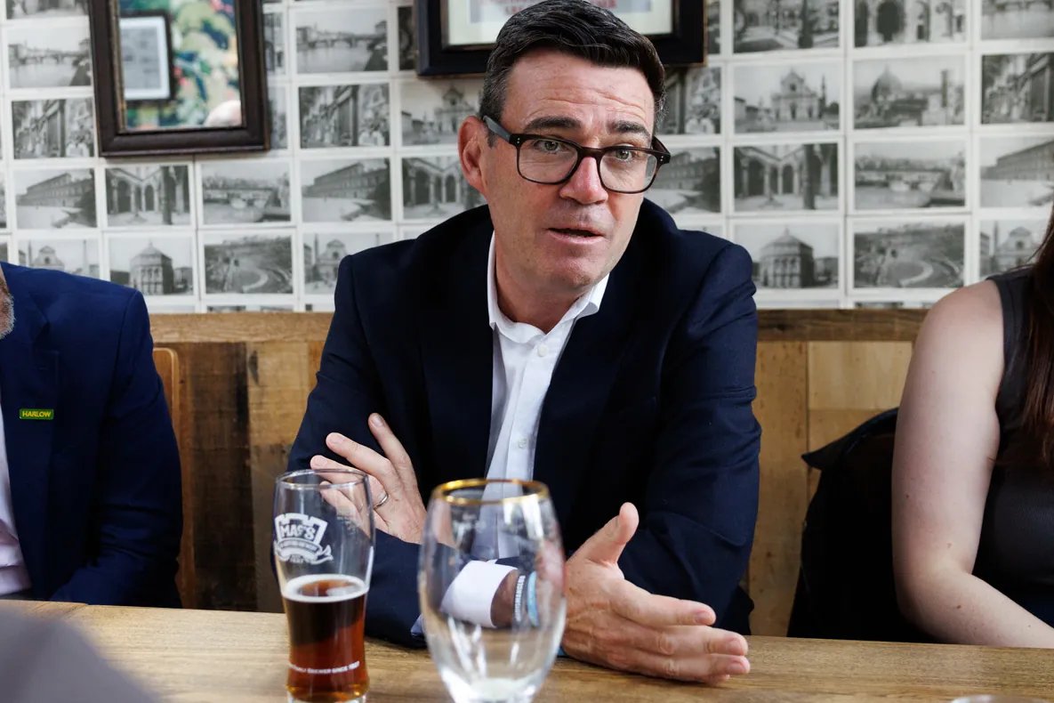 Burnham reduce el 20% de un impuesto a pubs y locales de música en directo ingleses