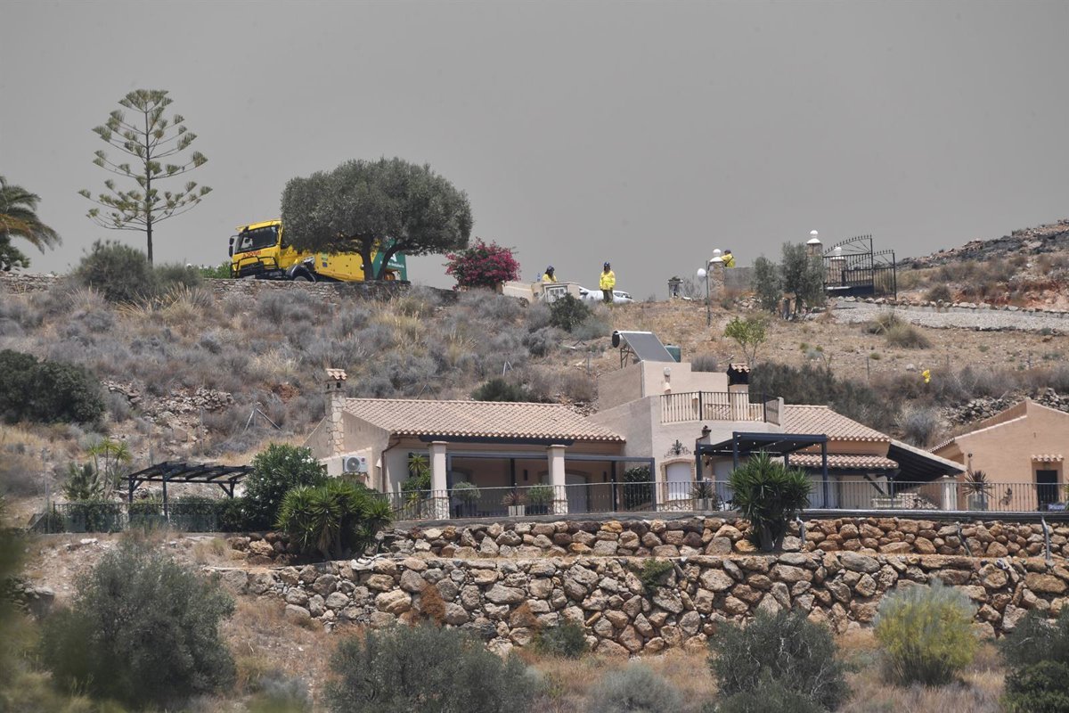 Detenidas dos personas por desobediencia en la evacuación del incendio de Los Gallardos (Almería)