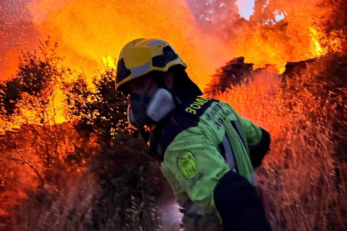 El fuego calcina ya 108.000 hectáreas, cuatro veces más que en la misma época del año pasado, según Aagesen