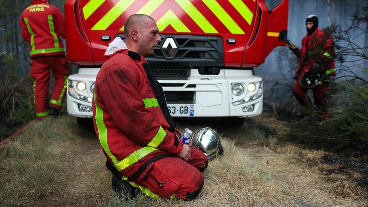El incendio de Burdeos corta la autopista y la vía férrea con España